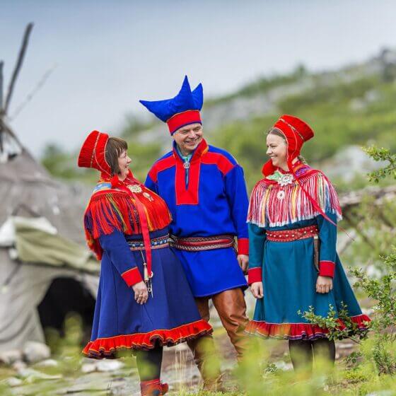 Samis en costume traditionnel
