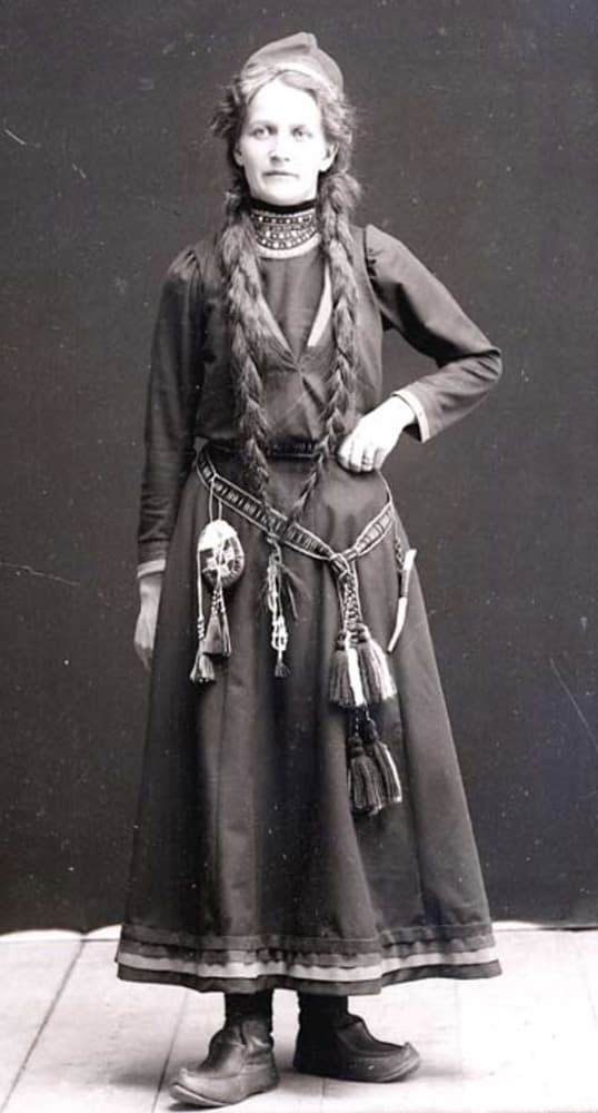 Une femme Sami en costume traditionnel