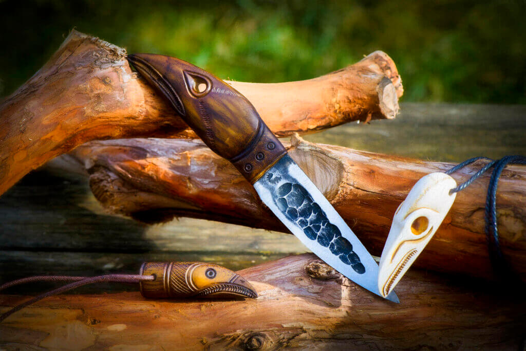 Couteau de viking avec amulettes