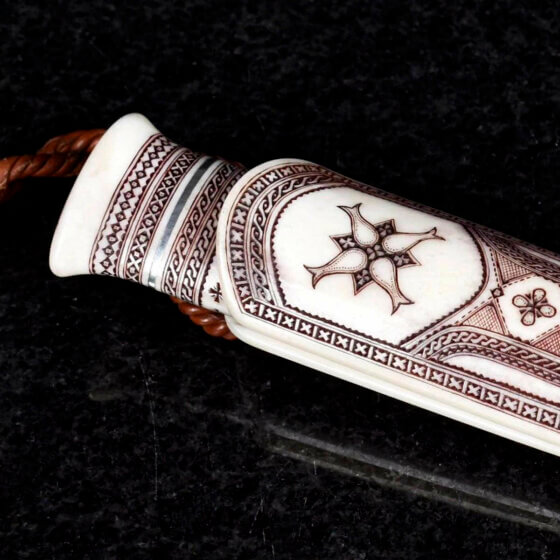 Gravure sur puukko Sami