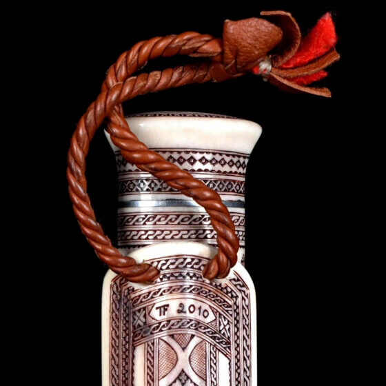 Puukko traditionnel finement décoré