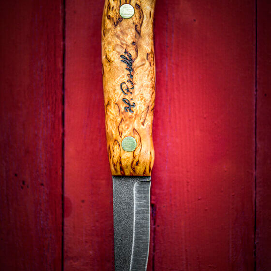 Puukko Roselli sur fond rouge