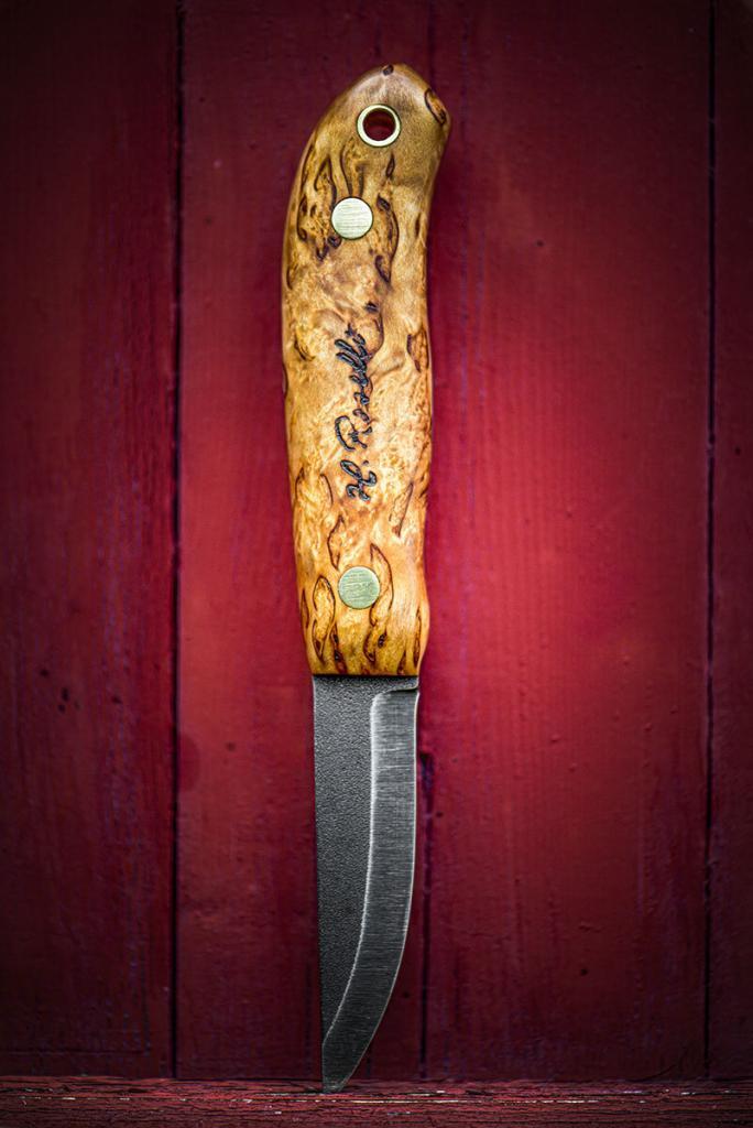 Puukko Roselli sur fond rouge