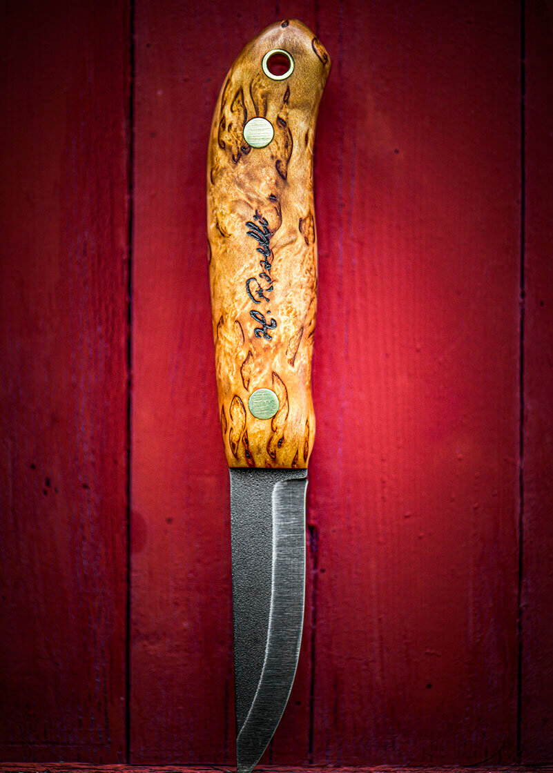 Puukko Roselli sur fond rouge