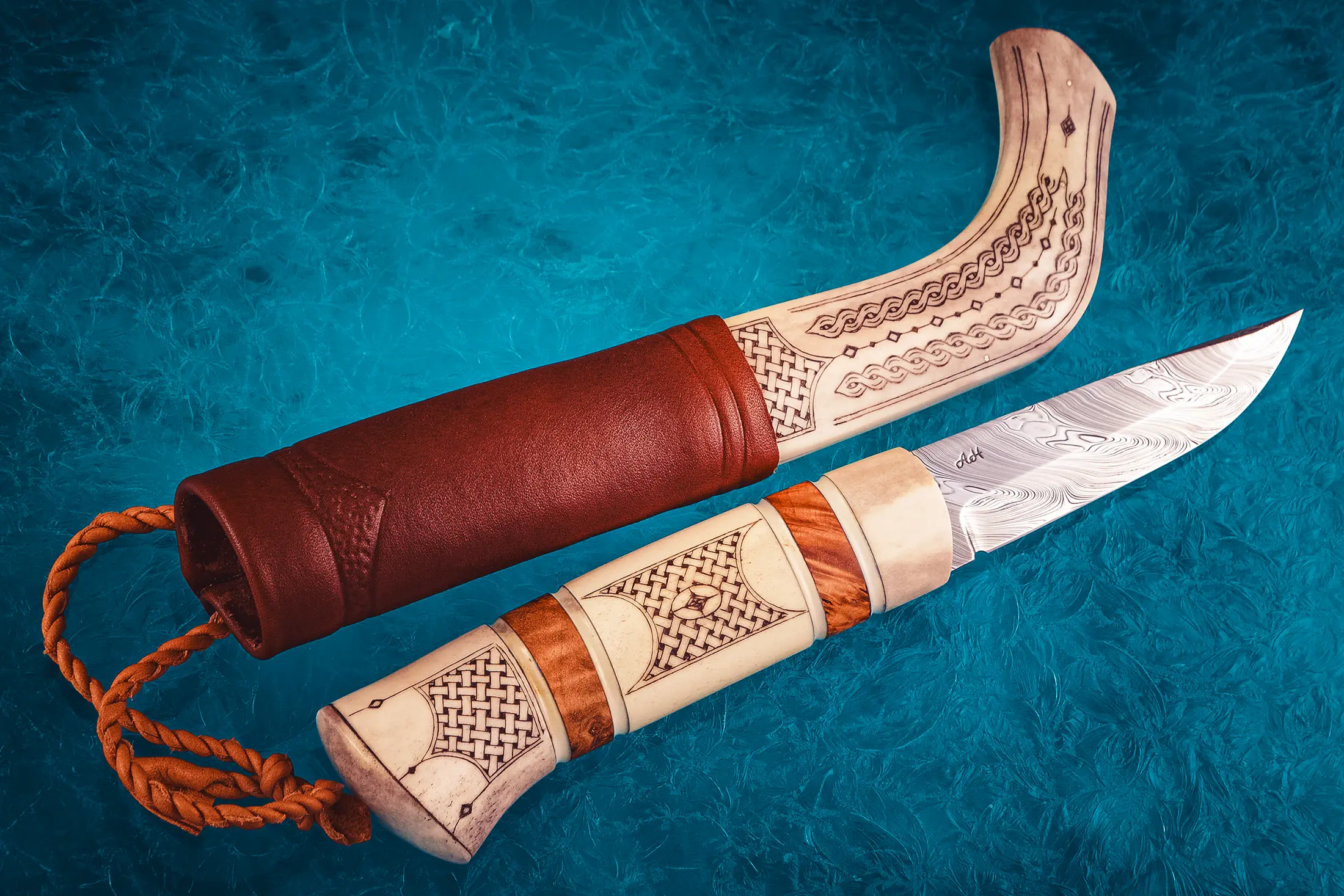 Couteau de chasse de style sami à manche en demi-corne, avec lame en acier damas à motif torsadé